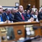 Los militares retirados Ryan Graves, David Grusch y David Fravor participan en una audiencia ante un subcomité de la Cámara de Representantes estadounidense.