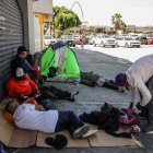 27/07/2023 15:27 (UTC)
Crédito:
EFE
Fuente:
EFE
Autor:
Joebeth Terriquez
Temática:
Justicia e interior » Criminalidad/sucesos » Narcotráfico
Asuntos sociales » Adicciones
Presuntos consumidores de droga permanecen en una calle el 26 de julio de 2023, en Tijuana (México).