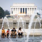 Personas visitan monumentos en Washington mientras se siente la ola de calor en EE.UU., el 17 de julio de 2023.
