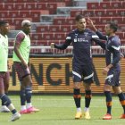 Paolo Guerrero es felicitado por Lisandro Alzugaray tras marcar su primer tanto con los albos.