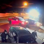 Bloqueo. Los secuestradores se bajaron de los vehículos encapuchados y forzaron la seguridad del automóvil para sacar primero a una de las víctimas.