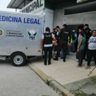 Violencia. Agentes llevan el cuerpo de Jefferson Vera a la morgue.