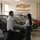 Acercamiento. Varios clientes cotizan en sitios web de las marcas, y solo se acercan a probar y pagar el carro.