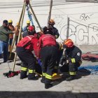 Acción. Miembros del Cuerpo de Bomberos durante la recuperación del hombre accidentado.