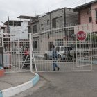 Guardias privados controlan el ingreso y salida de personas.