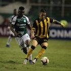 Fotografía de archivo en la que se registró al centrocampista uruguayo Jesús Trindade (d), al actuar para el Peñarol del Uruguay.