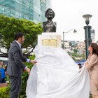 Tributo. María del Pilar Llopart, nieta de Dolores Trullás, develó el busto.