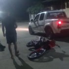 Una moto abandonada cerca del lugar donde ocurrió el crimen.