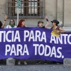 Mujeres se manifestaron en los exteriores del tribunal.