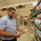 Supermercados. Un cliente lee los ingredientes que traen los fideos no tradicionales y que se preparan con otros componentes.