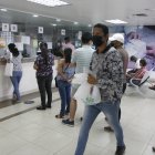 Afiliados y familiares de pacientes retiran las medicinas en la farmacia de un hospital del IESS.