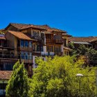 Patrimonio. Iluminada y en medio del paisaje urbano se observa una de las casas antiguas de Cuenca.