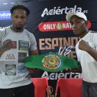 El ecuatoriano Alexander Espinoza (i) y el venezolano Felipe Larez (d) están listos para su combate por el título latino silver en el Quorum del Paseo San Francisco.