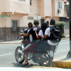 Cuatro pasajeros en una sola moto, tres de ellos, menores de edad.