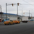 La falta de semáforos funcionales ha caotizado la vía.