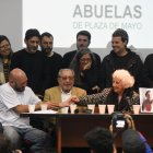 Miguel (i) y Julio Santucho, hermano y padre del nieto 133, junto a Estela de Carlotto.