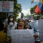 Imagen de archivo de personas protestan durante la conmemoración del Día del Trabajador en Caracas.
