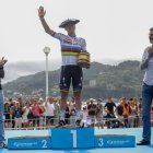 El belga Remco Evenepoel y su celebración en el podio de San Sebastián.
