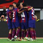 Jugadores del Barcelona español fueron registrados este sábado, 29 de julio, al celebrar un gol que le anotaron al Real Madrid, durante un partido amistoso, en el Estadio AT&T, en Arlington (Texas, EE.UU.).