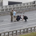 Integrantes de los servicios especiales rusos fueron registrados el pasado 24 de julio al recolectar los restos de un dron ucraniano derribado, luego de que un edificio fuera atacado, en Moscú (Rusia).