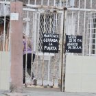 En un callejón cercano adonde mataron a cuatro personas el 18 de julio, moradores colocaron letreros para pedir el cierre de la puerta e indicar el horario en que estará con seguro.
