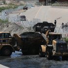 Maquinaria pesada realiza labores de limpieza en el Río Bravo.