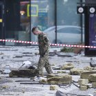 1. Escombros. Partes de los edificios quedaron esparcidos en las calles del centro de Rusia. Afortunadamente, no se han registrado fallecidos