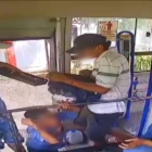 El momento del atraco, con el menor amenazando con un cuchillo.