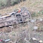 El vehículo transportaba a medio centenar de pasajeros y se precipitó desde 50 metros de altura por un "despiste" del conductor, en el norte del país, según las autoridades.

El vehículo transportaba a medio centenar de pasajeros y se precipitó desde 50 metros de altura por un "despiste" del conductor, en el norte del país, según las autoridades.