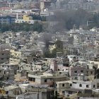 Una columna de humo en el campamento de refugiados de Ain el Helu, en la ciudad de Sidón, donde facciones palestinas se enfrentan hoy por tercer día consecutivo.