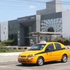 Dos policías fueron aprehendidos al ser sospechosos de una violación. El hecho ocurrió en el Puerto Principal, de acuerdo a información publicada por la Fiscalía, que receptó la denuncia de la víctima. 
"Fiscalía, en flagrancia, solicitó la aprehensión de 2 policías en servicio activo, sospechosos de la violación a un ciudadano que estuvo detenido en una UPC de Guayaquil", indicó la institución. 
La entidad añadió que "la víctima reconoció a sus presuntos agresores y presentó examen médico -legal". 
Se pudo conocer que la audiencia contra los sospechosos está prevista para las próximas horas.
El departamento de Comunicación Estratégica de la Policía Nacional - zona 8 (Guayaquil, Durán y Samborondón) indicó que de acuerdo a lo que la Fiscalía informe, "se coordinará con un señor oficial para dar detalles del proceso institucional en contra de los servidores policiales presuntos implicados en este lamentable hecho".