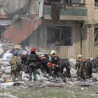 Rescatistas ucranianos trabajan en el sitio de un edificio residencial dañado después de un bombardeo en la ciudad de Kryvyi Rih, en el centro de Ucrania, el 31 de julio de 2023