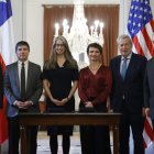 (De izq. a der.) El ministro de Justicia de Chile, Luis Cordero; el subsecretario del Interior de Chile, Manuel Monsalve; la embajadora de Estados Unidos en Chile, Bernadette Meehan; la ministra del Interior chilena, Carolina Toha; el canciller chileno, Alberto Van Klaveren; y el embajador de Chile en Estados Unidos, Juan Gabriel Valdés, posan durante un acto hoy, en Santiago (chile). Chile y Estados Unidos acordaron este lunes mejorar el intercambio de datos para evitar el llamado "turismo delincuencial" y mantener al país suramericano en el programa de exención de visas, conocido como Vifirma sa Waiver, hoy, en el palacio de La Moneda, Santiago (Chile). EFE/ Elvis González