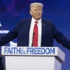 Según el sondeo, Trump despunta como el gran favorito con un 54 % de apoyo, muy por delante del que estaba llamado a ser su gran rival en las primarias, el gobernador de Florida, Ron DeSanti.