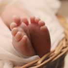 Una persona alertó de que la menor estaba llorando dentro de una bolsa.