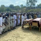 Funeral por las víctimas del atentado suicida en Khar, en la provincia norteña de Khyber Pakhtunkhwa, Pakistán, el 31 de julio de 2023.