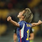 Mina Tanaka celebra luego de anotarle a España.