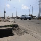 Sur. Las barandas dañadas y grandes huecos a la bajada se observan en el puente de la Esclusas.