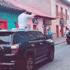 Apoyo. En julio de 2023, Arauz apareció en Chillanes, Bolívar, a bordo del vehículo blindado negro, propiedad de la empresa MMR Group Inc.