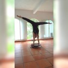 Este hombre fue filmado realizando una parada de manos sobre una plataforma giratoria batiendo un récord mundial
SOCIEDAD 
YOUTUBE - VIDELO - JASMINE SIDDON