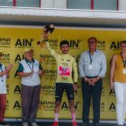 Alexander Cepeda con el maillot amarillo como líder del Tour de L"Ain.