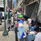Inmigrantes hacen fila en espera de ser enviados a un albergue y con la esperanza de tener pronto un empleo, hoy, en Nueva York (EE.UU.).