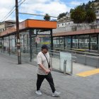 Tramos. Algunos vecinos caminan largos trayectos para llegar a un punto por donde puedan tomar transporte público que los lleve a diferentes puntos de la ciudad.