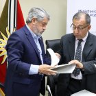 El ministro de Salud, José Ruales; y el gobernador de la provincia de Santo Domingo de los Tsáchilas, Eduardo Tacuri, este martes 1 de agosto.