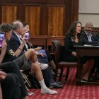 EEl actor y presidente de SAG-AFSTRA Fran Dresser (3-R) habla durante una audiencia laboral en el Ayuntamiento de Nueva York, New York, New York, Estados Unidos.