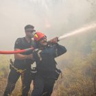 Bomberos trabajan en la extinción de un incendio el pasado mes de en Vati, en la isla griega de Rodas.