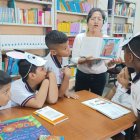 os alumnos se involucran en la lectura con la guía de sus docentes.