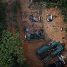 Fotografía de archivo fechada el 15 de febrero de 2023 de un campamento de garimpeiros durante una operación contra el avance de la deforestación.