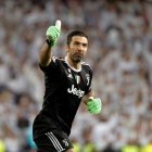 Fotografía de archivo tomada el 11 de abril de 2018 que muestra al portero de la Juventus Gianluigi Buffon durante el partido de vuelta de los cuartos de final de la Liga de Campeones contra el Real Madrid en el Santiago Bernabeu en Madrid, España. Buffon, leyenda del Juventus y de la selección "azzurra", puso este jueves a los 40 años el punto final a su larga trayectoria en esos dos equipos, aunque sin aclarar todaví­a si seguirá jugando al fútbol o si colgará definitivamente los guantes. EFE/ Juanjo Martin ESPAÑA FÚTBOL