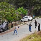 Escena. Peritos policiales recorrieron el lugar del crimen, donde levantaron una docena de indicios balísticos.
